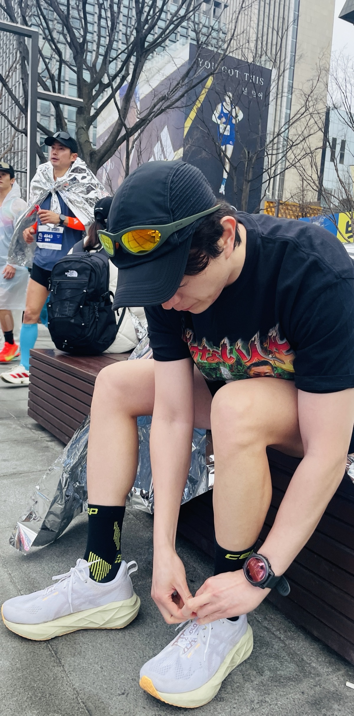서울마라톤 결승선에서 신발끈을 묶는 저자.
